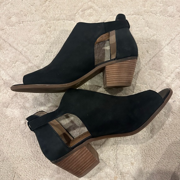 Black shoe with ankle strap and open toe - Picture 2 of 10